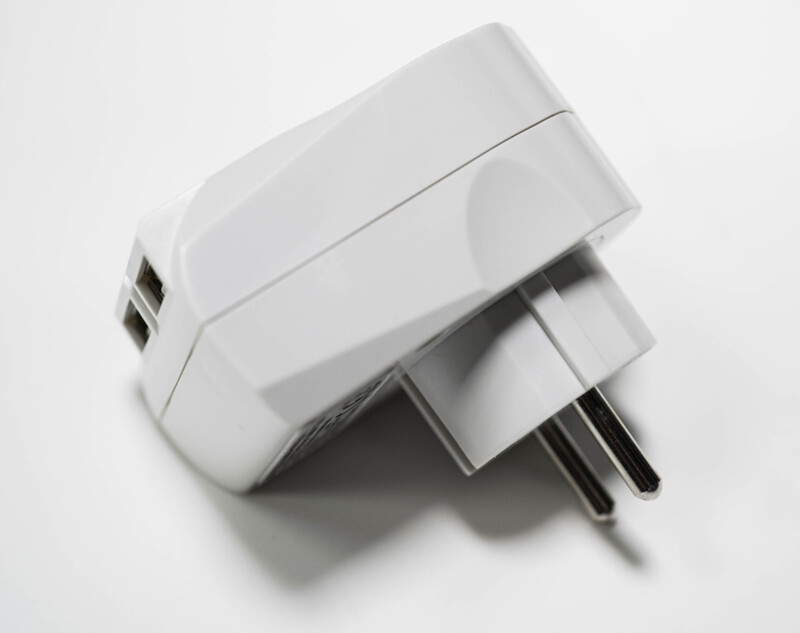 Chargeur secteur double USB avec report de prise et parasurtenseur